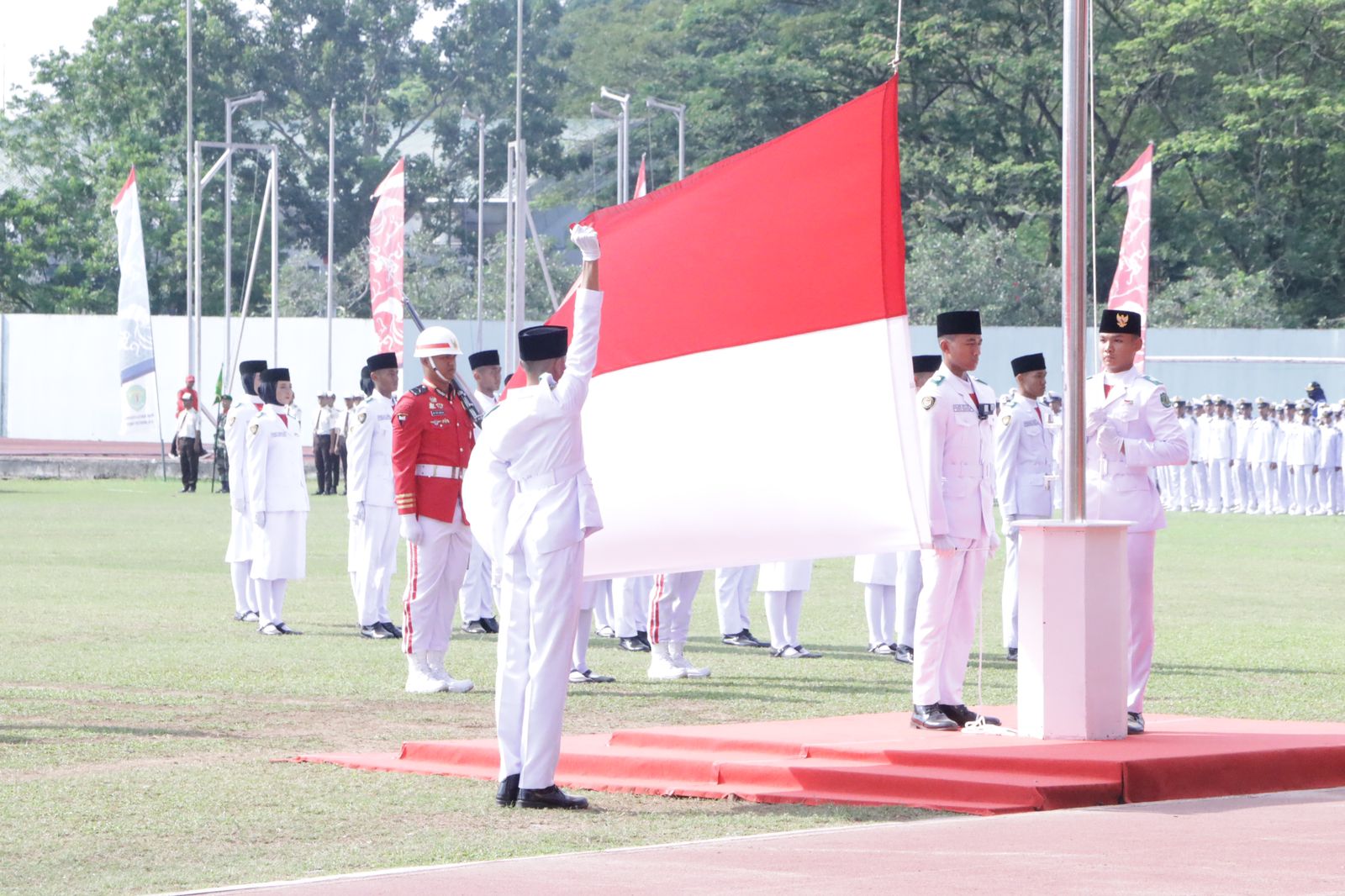 Teks Foto: Suasana pengibaran Bendera Merah Putih di GOR Kadrie Oening Sempaja, Samarinda, Kamis 17 Agustus 2023.