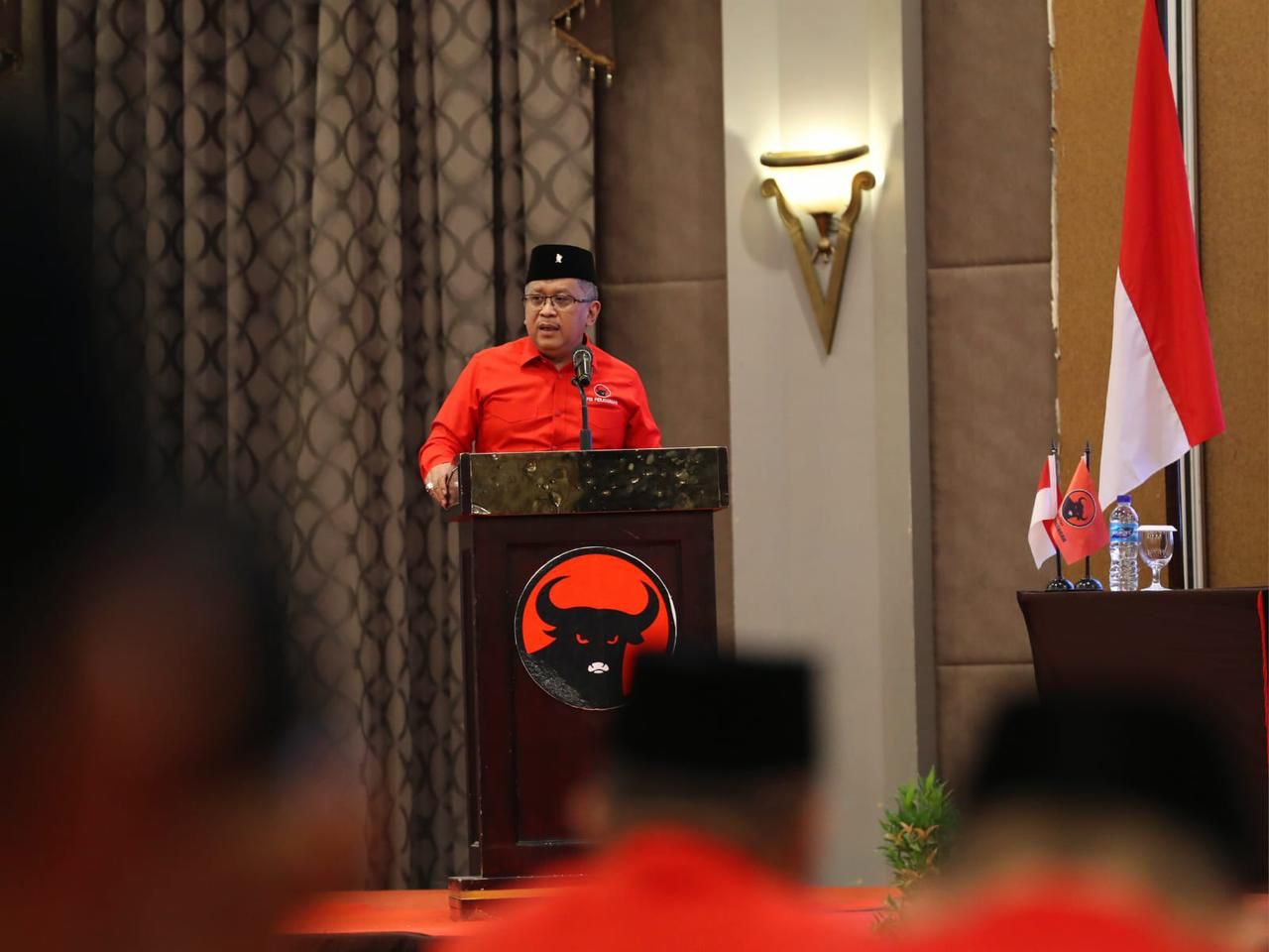 Teks Foto: Sekretaris Jenderal PDIP, Hasto, saat menyampaikan keterangan resminya terkait sikap partai pada pemilu 2024.
