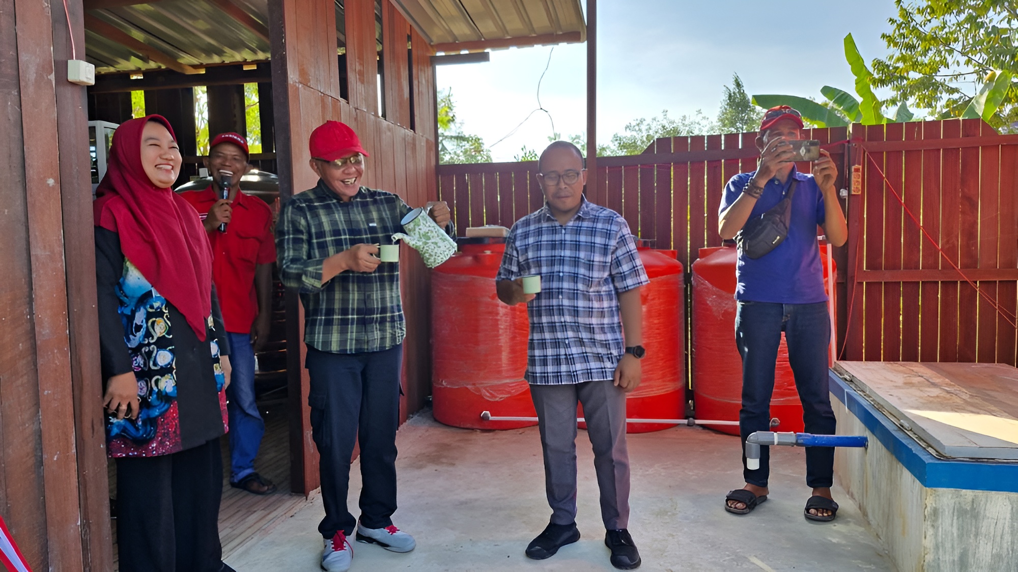 Foto: Sebuah Program Baru Penyulingan Air Bersih buat Masyarakat di Daerah Sanga-sanga, Kab. Kutai Kartanegara.