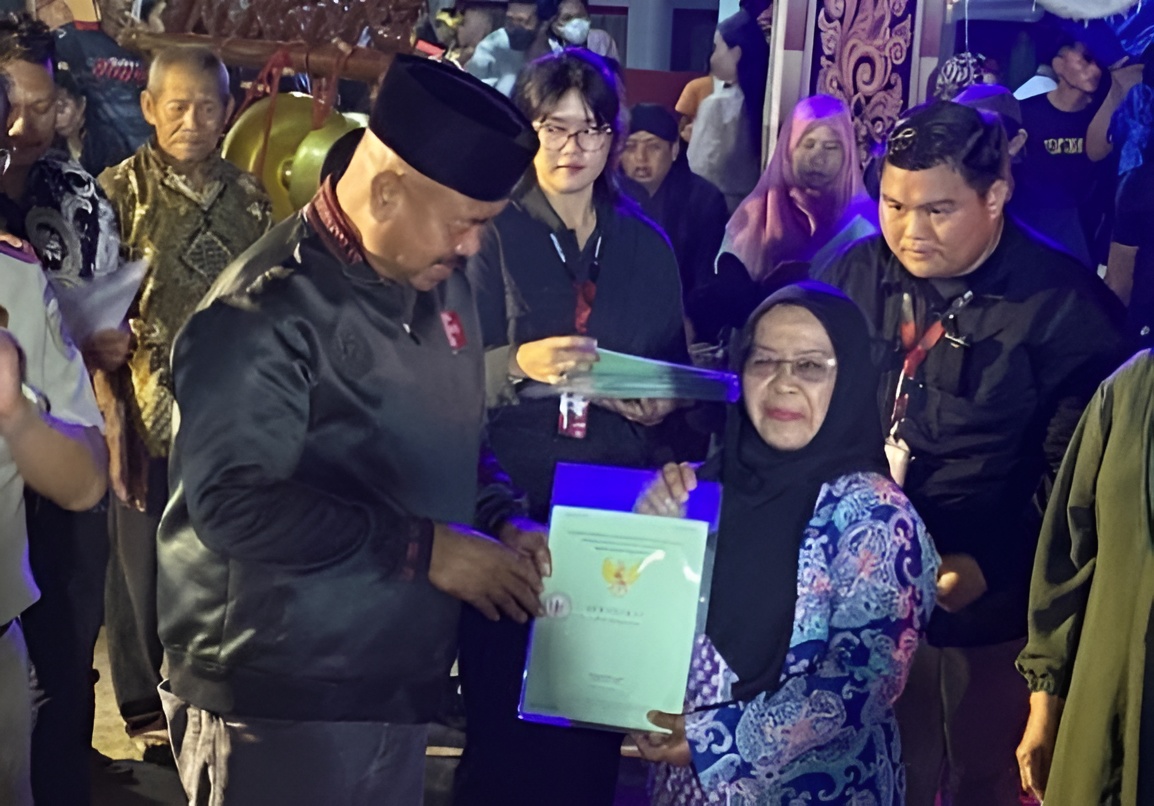Foto: Penyerahan sertifikat PTSL kepada warga Kelurahan Maluhu (Istimewa)