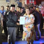 Foto: Bupati Kutai Kartanegara Edi Damansyah turut menyerahkan sertifikat tanah dari program Pendaftaran Tanah Sistematis Lengkap (PTSL) untuk warga Kelurahan Maluhu, Kecamatan Tenggarong.