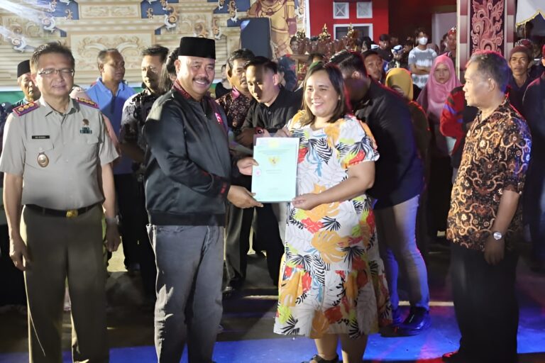 Foto: Bupati Kutai Kartanegara Edi Damansyah turut menyerahkan sertifikat tanah dari program Pendaftaran Tanah Sistematis Lengkap (PTSL) untuk warga Kelurahan Maluhu, Kecamatan Tenggarong.