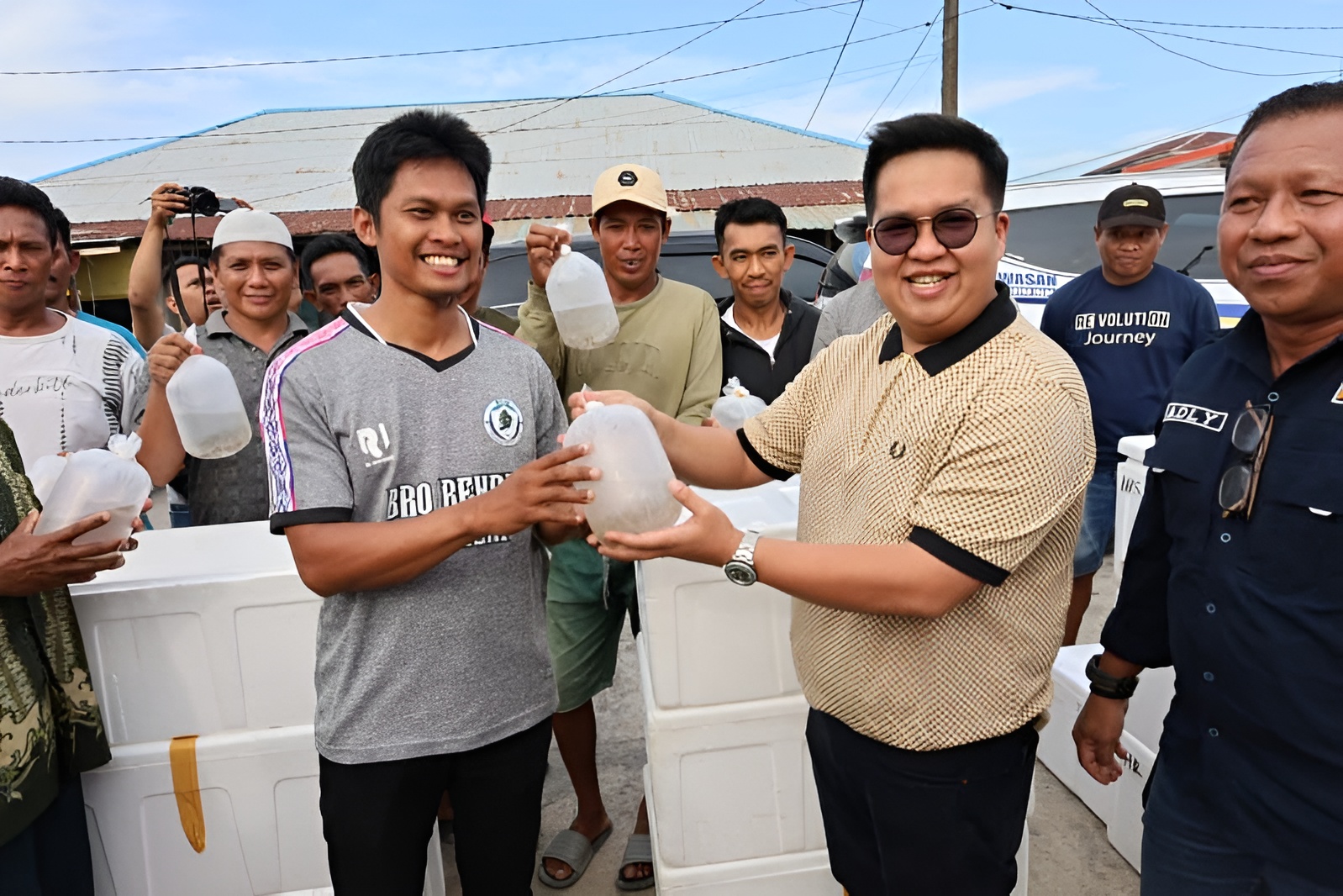 Foto: Wakil Bupati Kukar, Rendi Solihin rutin menyalurkan bantuan perikanan kepada masyarakat di kecamatan yang tersebar di Kutai Kartanegara.