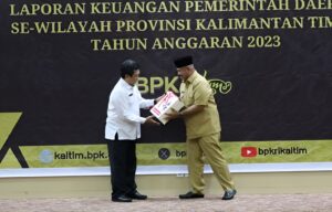FOTO : Bupati Kukar saat menyerahkan LKPD tahun anggaran 2023 ke BPK perwakilan Kaltim (Istimewa)
