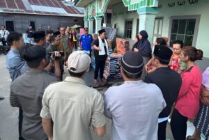 Foto: Wakil Bupati (Wabup) Kutai Kartanegara (Kukar), Rendi Solihin memberikan dukungan moril, serta menyerahkan bantuan kepada korban kebakaran di Kelurahan Timbau, Kecamatan Tenggarong, Rabu (20/3/2024).