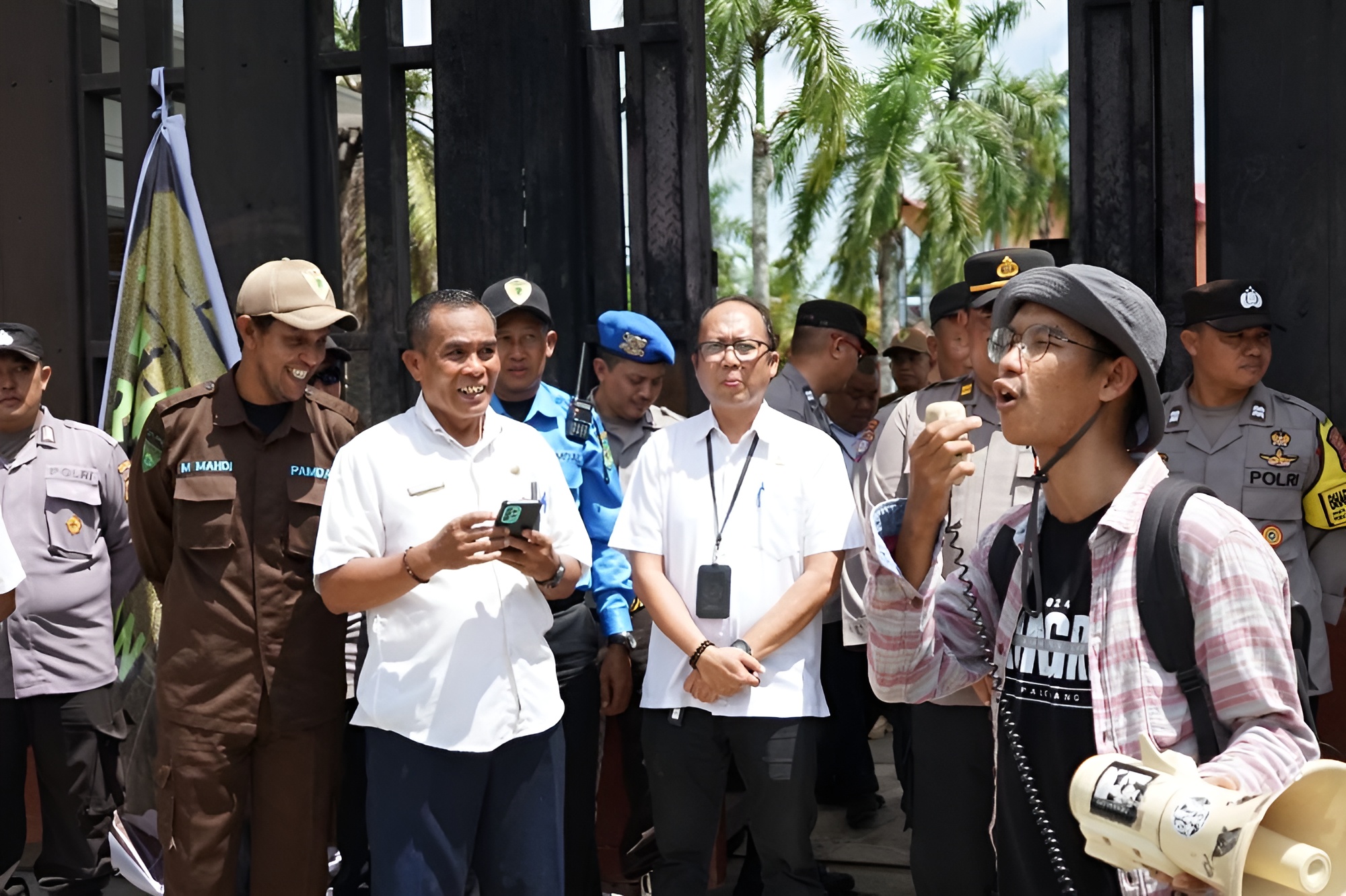 Koalisi Kemerdekaan Pers Kaltim menggelar aksi unjuk rasa di depan Karang Paci pada Rabu (29/5/2024)
