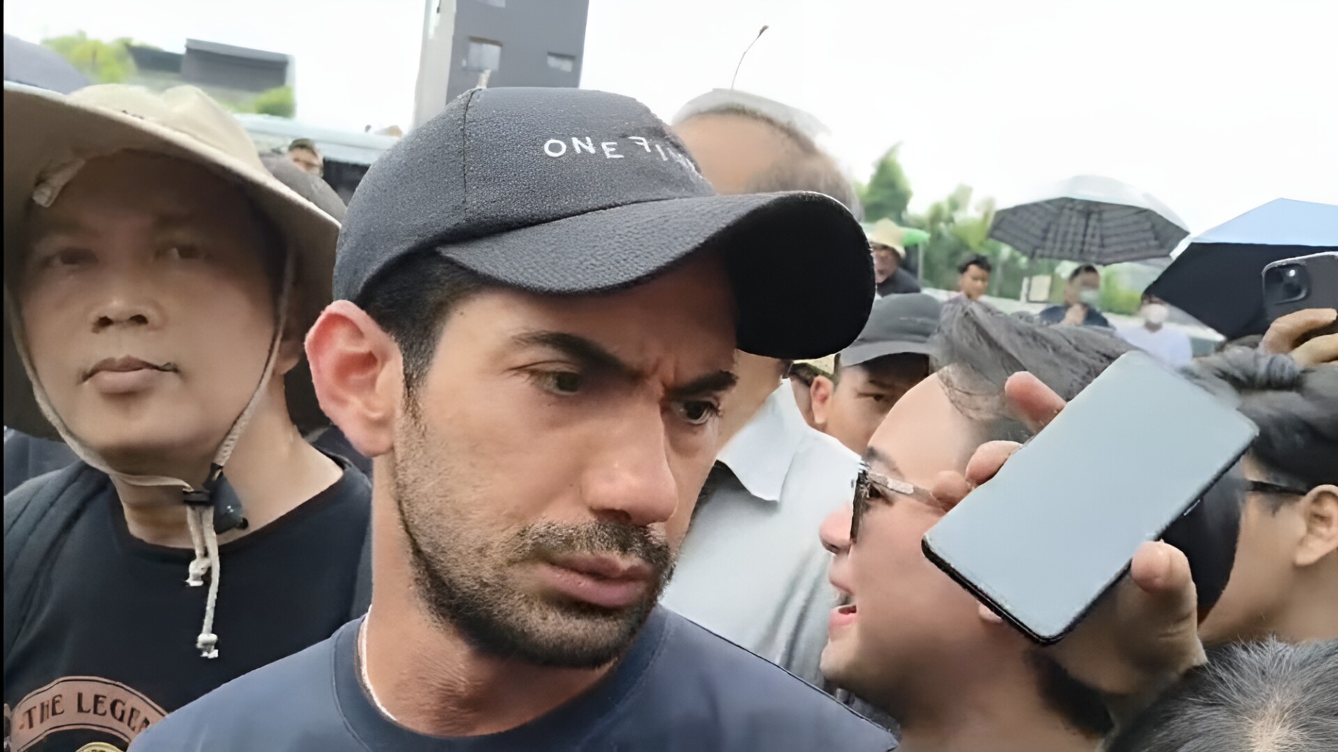 Foto: Reza Rahadian Ikut Demo Tolak Revisi UU Pilkada di Depan DPR RI.
