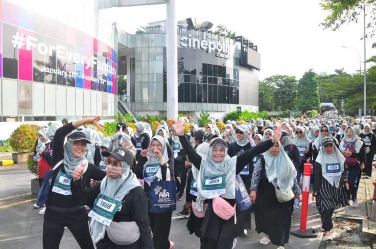 Foto: 2000 peserta perempuan menggunakan kerudung motif batik dalam acara “Jalan Sehat AIFA 2025”.