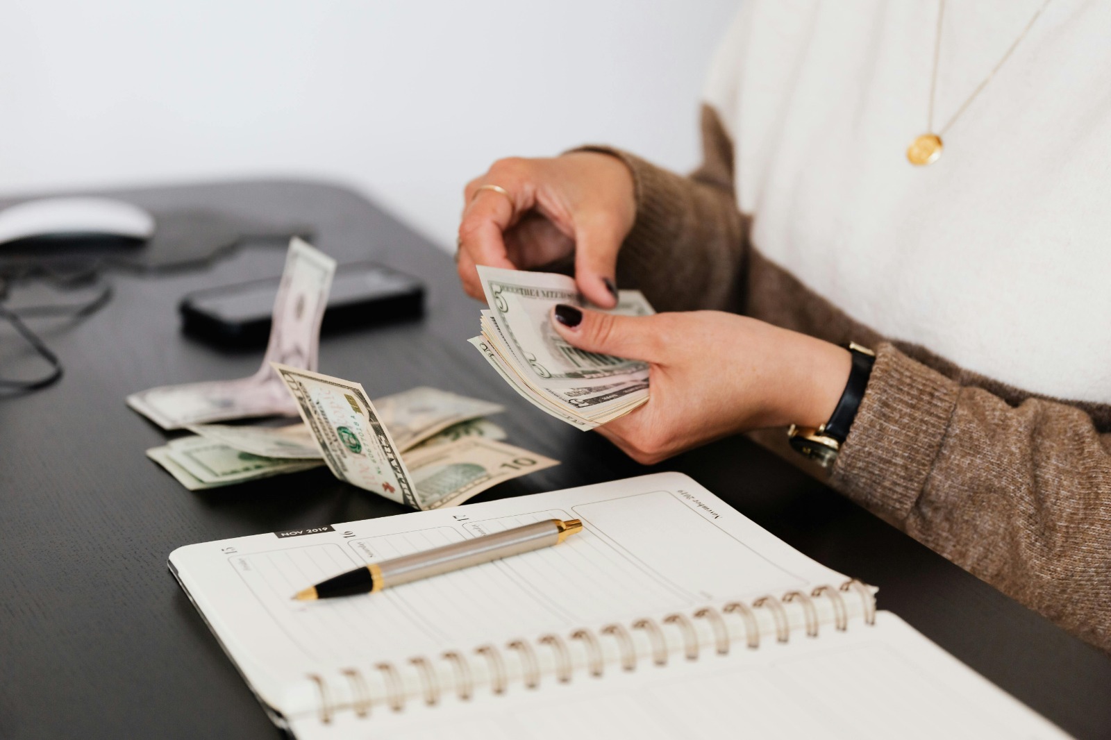 Ilustrasi turunnya nilai dollar (sumber : pexels.com)