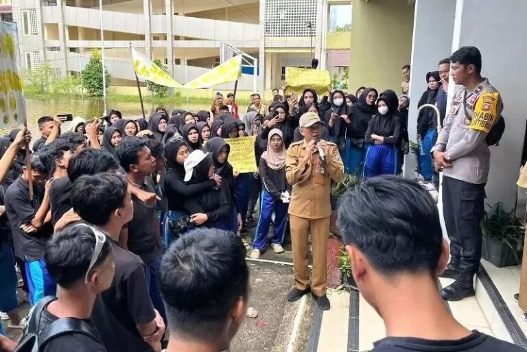 Foto: Aksi demo siswa SMA Negeri 1 Mempawah karena tidak bisa mengikuti SNBP 2025 akibat kelalaian oknum guru.