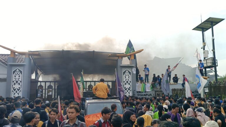 Foto: Aksi demonstrasi mahasiswa sebagai bentuk penolakan terhadap Instruksi Presiden (Inpres) Nomor 1 Tahun 2025.