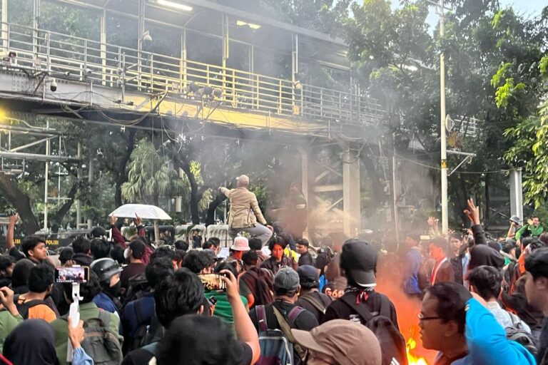 Foto: Aksi unjuk rasa yang digelar Badan Eksekutif Mahasiswa Seluruh Indonesia (BEM SI) mengangkat tema Indonesia Gelap.