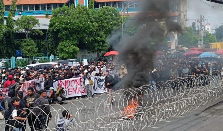 Foto: Aksi Indonesia Gelap di depan Gedung DPRD Jawa Timur, di Surabaya.