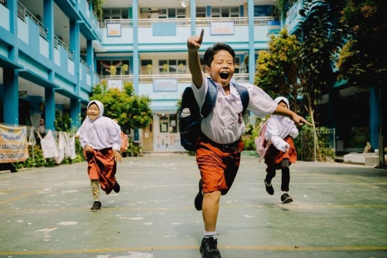 Ilustrasi siswa Sekolah Dasar (SD) menyambut libur awal puasa.