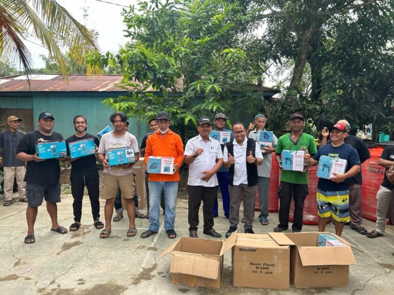 Foto: Rahmat Dermawan saat menyerahkan bantuan sarana dan prasarana kepada masyarakat di Kelurahan Sanga-Sanga Muara.