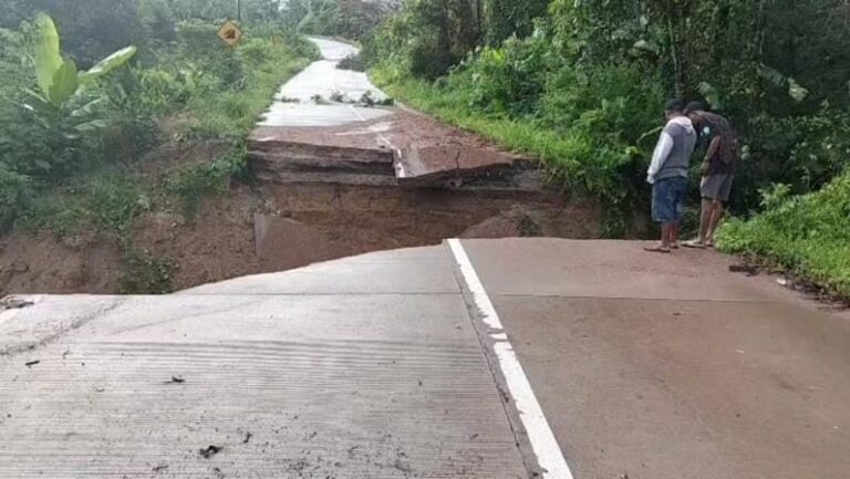 Foto: Bencana longsor mengakibatkan badan Jalan Talisayan – Tanjung Redeb di Kabupaten Berau, Kalimantan Timur putus dan tidak bisa dilalui kendaraan.
